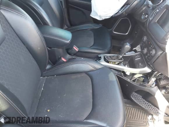 2020 Jeep Compass Latitude z VIN 3C4NJCBB2LT241780, wystawiony jako IAAI lot #41118805 z przebiegiem 74 891 mil mil oraz . Historia ofert i sprzedaży dostępna na DreamBid. Obrazek 5.