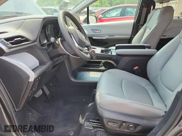 2025 Toyota Sienna XLE z VIN 5TDJSKFC8SS179299, wystawiony jako Copart lot #63379945 z przebiegiem 3 710 mil mil oraz Szkoda całkowita • Salvage title. Historia ofert i sprzedaży dostępna na DreamBid. Obrazek 7.