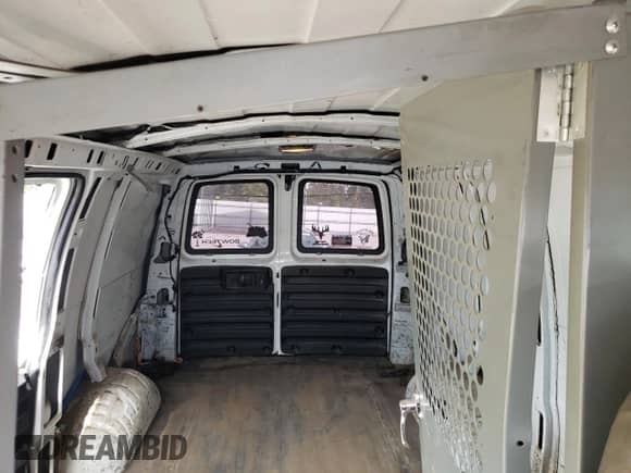 2006 Chevrolet Express Cargo z VIN 1GCGG25V761150846, wystawiony jako Copart lot #53393885 z przebiegiem 266 200 mil mil oraz Nie do naprawy • Non repairable. Historia ofert i sprzedaży dostępna na DreamBid. Obrazek 10.