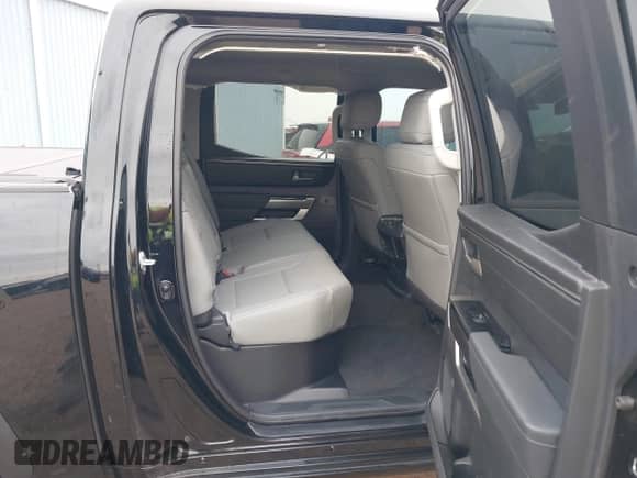 2022 Toyota Tundra SR5 z VIN 5TFLA5DB1NX054960, wystawiony jako IAAI lot #43329005 z przebiegiem 29 382 mil mil oraz . Historia ofert i sprzedaży dostępna na DreamBid. Obrazek 8.