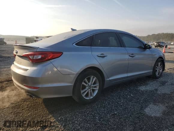 2017 Hyundai Sonata SE z VIN 5NPE24AF6HH570643, wystawiony jako Copart lot #81302935 z przebiegiem 108 167 mil mil oraz Szkoda całkowita • Salvage title. Historia ofert i sprzedaży dostępna na DreamBid. Obrazek 3.