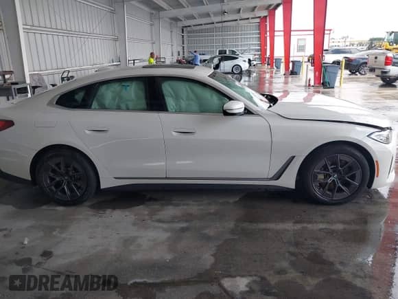 2023 BMW i4 eDrive35 с VIN WBY43AW04PFP93394, выставлен на аукционе IAAI как лот 42742954 с пробегом 30 266 миль миль и . История ставок и продаж доступна на DreamBid. Изображение 14.