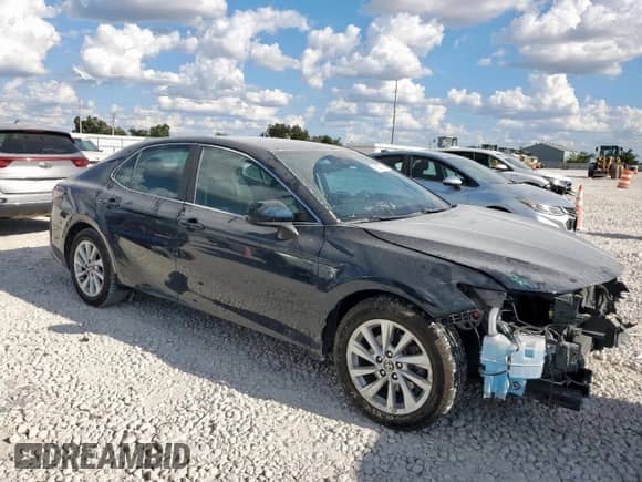 2021 Toyota Camry LE z VIN 4T1C11AK3MU604197, wystawiony jako Copart lot #83801605 z przebiegiem 49 539 mil mil oraz Szkoda całkowita • Salvage title. Historia ofert i sprzedaży dostępna na DreamBid. Obrazek 4.