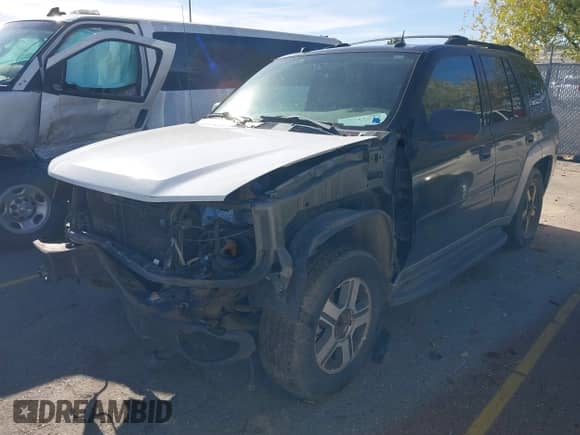 2005 Chevrolet TrailBlazer LS z VIN 1GNDT13S752171357, wystawiony jako IAAI lot #43515533 z przebiegiem Nie podano mil oraz . Historia ofert i sprzedaży dostępna na DreamBid. Obrazek 2.