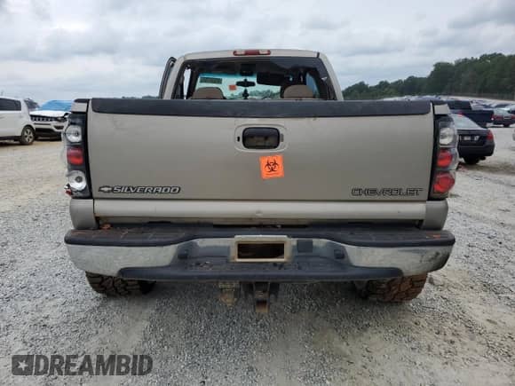 2001 Chevrolet Silverado 2500HD LS z VIN 1GCHK29171E229509, wystawiony jako Copart lot #60524705 z przebiegiem Nie podano mil oraz Szkoda całkowita • Salvage title. Historia ofert i sprzedaży dostępna na DreamBid. Obrazek 6.