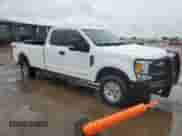 2017 Ford F-250 XLT z VIN 1FT7X2B67HED50926, wystawiony jako Copart lot #83875475 z przebiegiem 124 968 mil mil oraz Czysty tytuł • Clean title. Historia ofert i sprzedaży dostępna na DreamBid. Obrazek 4.