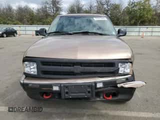 1996 Chevrolet Blazer с VIN 1GNDT13W0T2182796, выставлен на аукционе Copart как лот 72577554 с пробегом 133 565 миль миль и Списание • Salvage title. История ставок и продаж доступна на DreamBid. Изображение 5.
