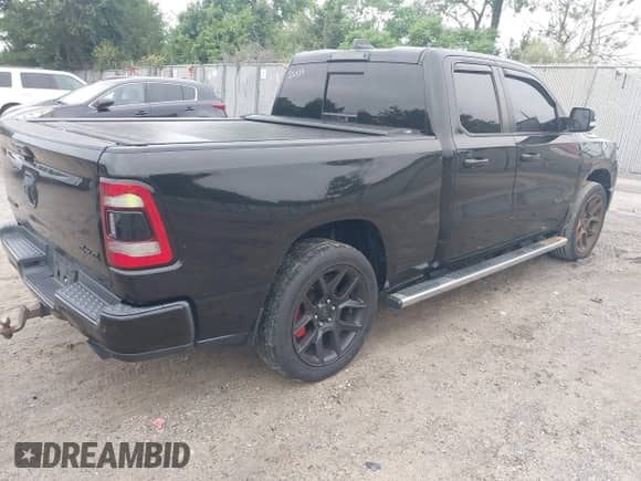 2019 Ram 1500 Big Horn z VIN 1C6SRFBT9KN645994, wystawiony jako IAAI lot #43027130 z przebiegiem 110 119 mil mil oraz . Historia ofert i sprzedaży dostępna na DreamBid. Obrazek 4.