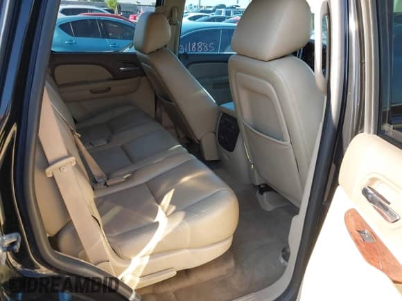 2010 Chevrolet Tahoe LT z VIN 1GNUKBE04AR109971, wystawiony jako IAAI lot #43111959 z przebiegiem 189 408 mil mil oraz . Historia ofert i sprzedaży dostępna na DreamBid. Obrazek 8.
