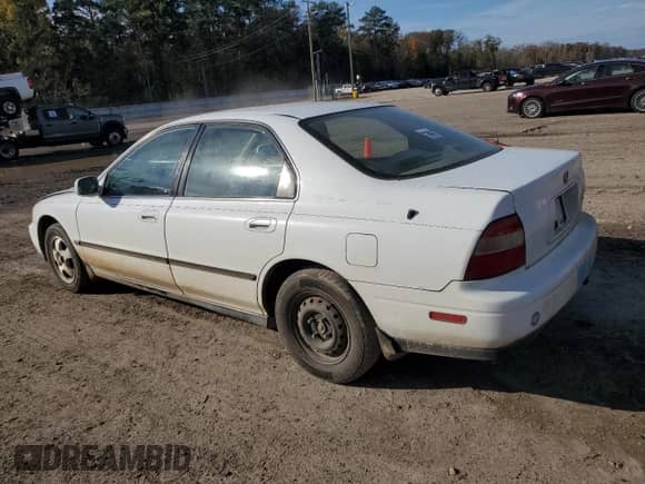 1994 Honda Accord LX z VIN 1HGCD5639RA083324, wystawiony jako Copart lot #84541054 z przebiegiem 175 409 mil mil oraz Szkoda całkowita • Salvage title. Historia ofert i sprzedaży dostępna na DreamBid. Obrazek 2.