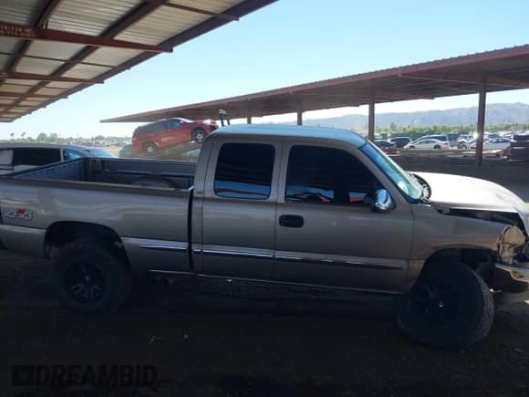 2002 GMC Sierra 1500 SLE z VIN 2GTEK19T721381162, wystawiony jako IAAI lot #43198789 z przebiegiem 301 974 mil mil oraz . Historia ofert i sprzedaży dostępna na DreamBid. Obrazek 14.