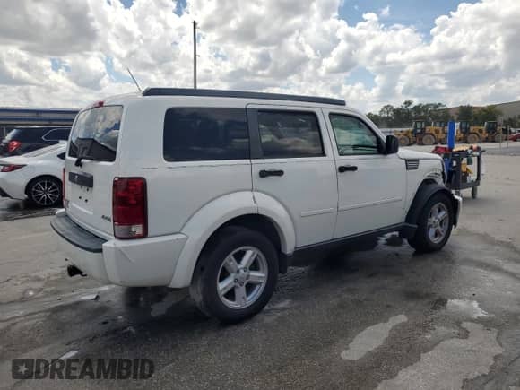 2007 Dodge Nitro SXT with VIN 1D8GU28K27W661610, listed as a Copart auction lot 81045195 with 153,517 mi miles and Salvage title. Bid and sale history available at DreamBid. Image 3.