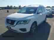 2020 Nissan Pathfinder S z VIN 5N1DR2AN8LC618145, wystawiony jako IAAI lot #43326834 z przebiegiem 45 857 mil mil oraz . Historia ofert i sprzedaży dostępna na DreamBid. Obrazek 2.