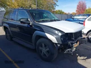 2005 Chevrolet TrailBlazer LS z VIN 1GNDT13S752171357, wystawiony jako IAAI lot #43515533 z przebiegiem Nie podano mil oraz . Historia ofert i sprzedaży dostępna na DreamBid. Obrazek 1.