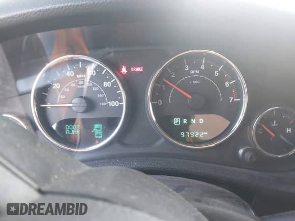 2015 Jeep Wrangler Rubicon z VIN 1C4BJWCG0FL562795, wystawiony jako IAAI lot #41207703 z przebiegiem 97 922 mil mil oraz . Historia ofert i sprzedaży dostępna na DreamBid. Obrazek 7.