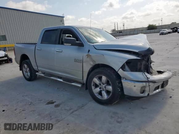 2018 Ram 1500 Big Horn z VIN 1C6RR6LG0JS340481, wystawiony jako Copart lot #61254065 z przebiegiem Nie podano mil oraz Szkoda całkowita • Salvage title. Historia ofert i sprzedaży dostępna na DreamBid. Obrazek 4.