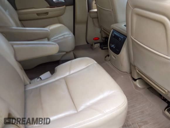 2009 Chevrolet Suburban LTZ z VIN 1GNFK36379J124126, wystawiony jako IAAI lot #42564602 z przebiegiem 210 343 mil mil oraz . Historia ofert i sprzedaży dostępna na DreamBid. Obrazek 8.