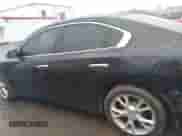 2014 Nissan Maxima S z VIN 1N4AA5AP9EC905908, wystawiony jako IAAI lot #43253021 z przebiegiem 118 012 mil mil oraz . Historia ofert i sprzedaży dostępna na DreamBid. Obrazek 14.