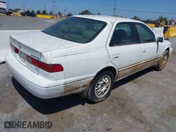 1997 Toyota Camry LE z VIN 4T1BF22K2VU921133, wystawiony jako IAAI lot #42601464 z przebiegiem 221 941 mil mil oraz . Historia ofert i sprzedaży dostępna na DreamBid. Obrazek 4.