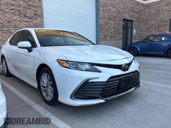 2021 Toyota Camry LE z VIN 4T1C11AK7MU595701, wystawiony jako Copart lot #65841075 z przebiegiem 30 616 mil mil oraz Czysty tytuł • Clean title. Historia ofert i sprzedaży dostępna na DreamBid. Obrazek 1.