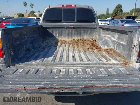 2001 Toyota Tundra SR5 с VIN 5TBRN34121S166363, выставлен на аукционе IAAI как лот 43528624 с пробегом 347 719 миль миль и . История ставок и продаж доступна на DreamBid. Изображение 14.