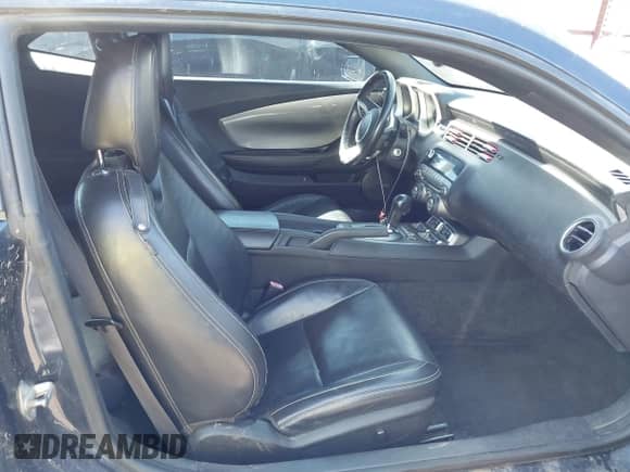 2010 Chevrolet Camaro 2LT z VIN 2G1FC1EV7A9123063, wystawiony jako IAAI lot #43302490 z przebiegiem 176 239 mil mil oraz . Historia ofert i sprzedaży dostępna na DreamBid. Obrazek 5.