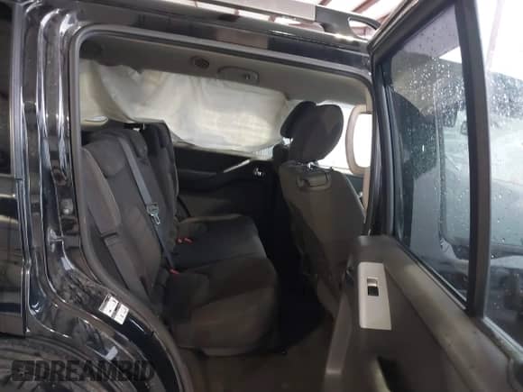 2011 Nissan Pathfinder LE z VIN 5N1AR1NB8BC633188, wystawiony jako IAAI lot #41608356 z przebiegiem 128 377 mil mil oraz . Historia ofert i sprzedaży dostępna na DreamBid. Obrazek 8.