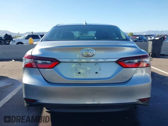 2023 Toyota Camry LE z VIN 4T1R11AK2PU828477, wystawiony jako IAAI lot #43449545 z przebiegiem 8 235 mil mil oraz . Historia ofert i sprzedaży dostępna na DreamBid. Obrazek 16.