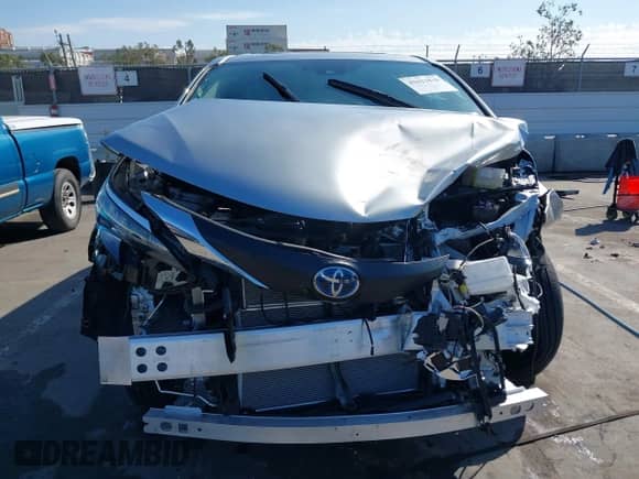 2025 Toyota Sienna XLE with VIN 5TDJSKFCXSS173486, listed as a IAAI auction lot 43421810 with 6,101 mi miles and . Bid and sale history available at DreamBid. Image 13.