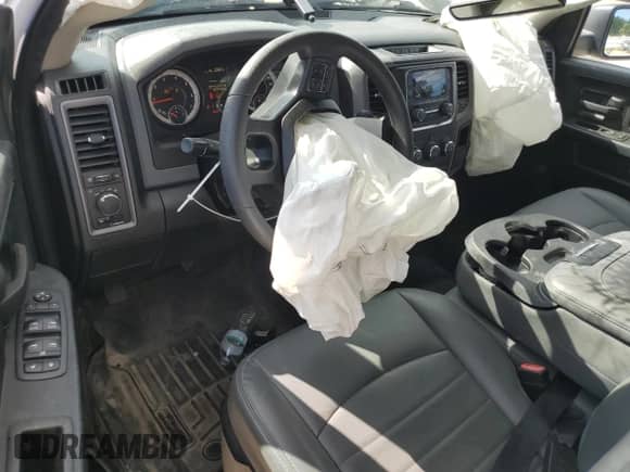 2018 Ram 1500 Express z VIN 1C6RR7FG5JS308949, wystawiony jako Copart lot #70088005 z przebiegiem 62 770 mil mil oraz Szkoda całkowita • Salvage title. Historia ofert i sprzedaży dostępna na DreamBid. Obrazek 8.