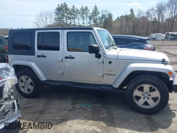 2007 Jeep Wrangler Unlimited Sahara z VIN 1J4GA59167L195254, wystawiony jako IAAI lot #41945934 z przebiegiem 252 496 mil mil oraz . Historia ofert i sprzedaży dostępna na DreamBid. Obrazek 13.