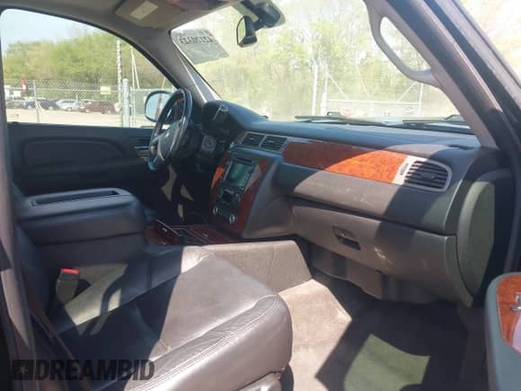 2009 Chevrolet Suburban LTZ z VIN 1GNFK36359R219818, wystawiony jako IAAI lot #42120323 z przebiegiem 146 999 mil mil oraz . Historia ofert i sprzedaży dostępna na DreamBid. Obrazek 5.