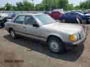 1989 Mercedes-Benz 300 E with VIN WDBEA30D8KA823147, listed as a Copart auction lot 60485455 with 126,614 mi miles and Salvage title. Bid and sale history available at DreamBid. Image 4.