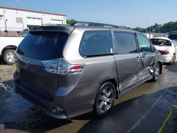 2017 Toyota Sienna SE z VIN 5TDXZ3DC4HS799333, wystawiony jako IAAI lot #42424153 z przebiegiem 110 792 mil mil oraz . Historia ofert i sprzedaży dostępna na DreamBid. Obrazek 4.