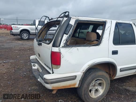 1998 Chevrolet Blazer LS with VIN 1GNCS13W0W2246192, listed as a IAAI auction lot 42106860 with 234,878 mi miles and . Bid and sale history available at DreamBid. Image 14.
