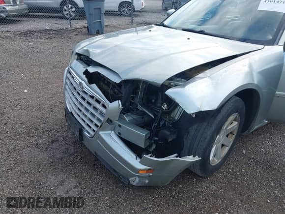 2005 Chrysler 300 Touring z VIN 2C3JA53G35H132409, wystawiony jako IAAI lot #43014719 z przebiegiem 237 011 mil mil oraz . Historia ofert i sprzedaży dostępna na DreamBid. Obrazek 6.