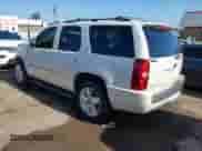 2010 Chevrolet Tahoe LTZ z VIN 1GNUCCE04AR277838, wystawiony jako IAAI lot #42854131 z przebiegiem 161 680 mil mil oraz . Historia ofert i sprzedaży dostępna na DreamBid. Obrazek 3.