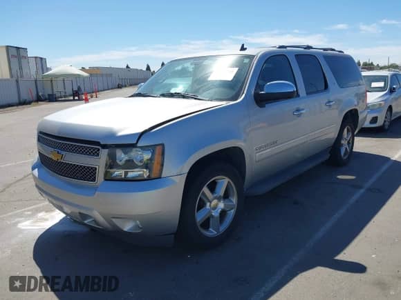 2013 Chevrolet Suburban LTZ z VIN 1GNSKKE79DR159399, wystawiony jako IAAI lot #42678920 z przebiegiem 199 380 mil mil oraz . Historia ofert i sprzedaży dostępna na DreamBid. Obrazek 2.