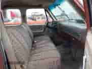 1983 Chevrolet Silverado 3500 z VIN 1GCGC33J4DS147895, wystawiony jako IAAI lot #40929512 z przebiegiem 13 095 mil mil oraz . Historia ofert i sprzedaży dostępna na DreamBid. Obrazek 5.