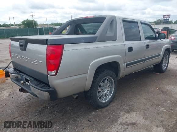 2005 Chevrolet Avalanche LS с VIN 3GNEC12Z75G226853, выставлен на аукционе IAAI как лот 42358802 с пробегом 152 375 миль миль и . История ставок и продаж доступна на DreamBid. Изображение 4.