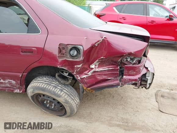 1997 Toyota Camry LE z VIN 4T1BF22K8VU005878, wystawiony jako IAAI lot #42447380 z przebiegiem 180 256 mil mil oraz . Historia ofert i sprzedaży dostępna na DreamBid. Obrazek 6.