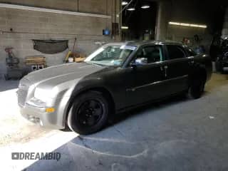 2009 Chrysler 300 C Hemi с VIN 2C3LA63T49H625209, выставлен на аукционе Copart как лот 90025255 с пробегом 93 385 миль миль и Списание • Salvage title. История ставок и продаж доступна на DreamBid. Изображение 1.