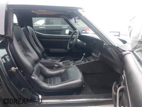 1982 Chevrolet Corvette z VIN 1G1AY8787C5117940, wystawiony jako IAAI lot #42382342 z przebiegiem 25 145 mil mil oraz . Historia ofert i sprzedaży dostępna na DreamBid. Obrazek 5.