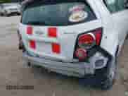 2016 Chevrolet Sonic LS z VIN 1G1JA6SH5G4109671, wystawiony jako IAAI lot #39954571 z przebiegiem 145 219 mil mil oraz . Historia ofert i sprzedaży dostępna na DreamBid. Obrazek 12.