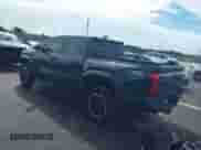 2024 Toyota Tacoma SR5 z VIN 3TYKB5FN6RT007410, wystawiony jako IAAI lot #43205199 z przebiegiem 26 768 mil mil oraz . Historia ofert i sprzedaży dostępna na DreamBid. Obrazek 3.