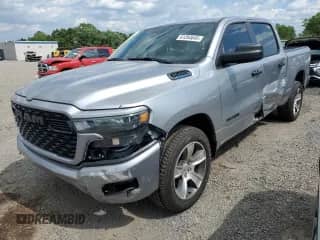 2025 Ram 1500 Tradesman z VIN 1C6RREGG1SN645797, wystawiony jako Copart lot #61264645 z przebiegiem 2 386 mil mil oraz Szkoda całkowita • Salvage title. Historia ofert i sprzedaży dostępna na DreamBid. Obrazek 1.