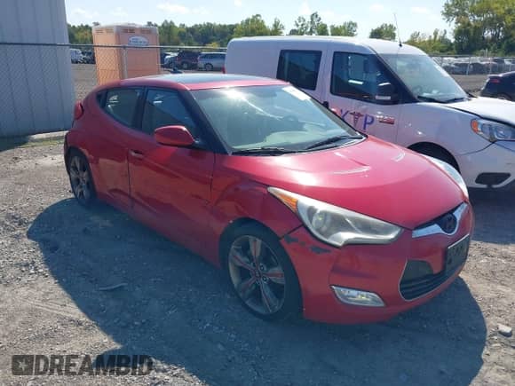 2012 Hyundai Veloster w/Gray Int z VIN KMHTC6AD3CU021409, wystawiony jako IAAI lot #43181633 z przebiegiem 149 988 mil mil oraz . Historia ofert i sprzedaży dostępna na DreamBid. Obrazek 1.