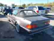 1991 Mercedes-Benz 500 z VIN WDBFA66E2MF034228, wystawiony jako IAAI lot #43489033 z przebiegiem 98 747 mil mil oraz . Historia ofert i sprzedaży dostępna na DreamBid. Obrazek 3.