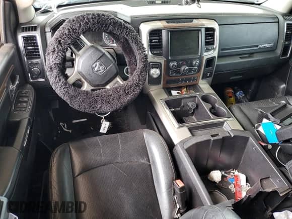 2015 Ram 1500 Laramie z VIN 1C6RR6JT6FS621613, wystawiony jako Copart lot #58815805 z przebiegiem Nie podano mil oraz Szkoda całkowita • Salvage title. Historia ofert i sprzedaży dostępna na DreamBid. Obrazek 8.