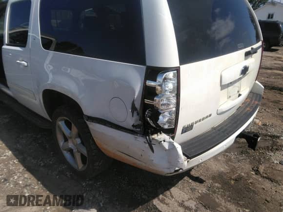 2014 Chevrolet Suburban LT z VIN 1GNSKJE75ER200316, wystawiony jako IAAI lot #42230953 z przebiegiem 167 786 mil mil oraz . Historia ofert i sprzedaży dostępna na DreamBid. Obrazek 6.